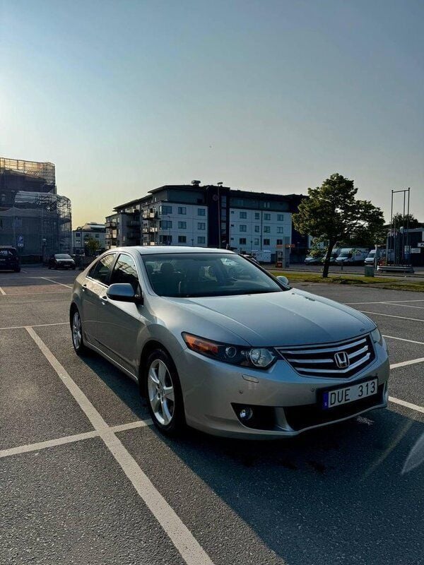 Silver Begagnad 2011 Honda Accord Executive Sedan | 74 900 kr (Marknadspris) - Bild 1/4