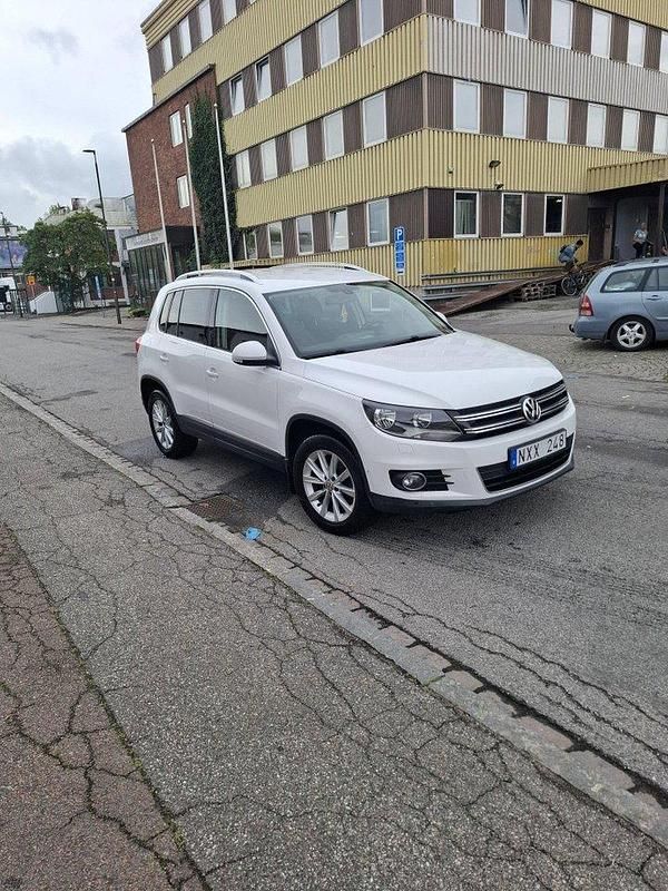 Vit Begagnad 2014 VW Tiguan Sportline SUV | 110 000 kr (Marknadspris) - Bild 1/4