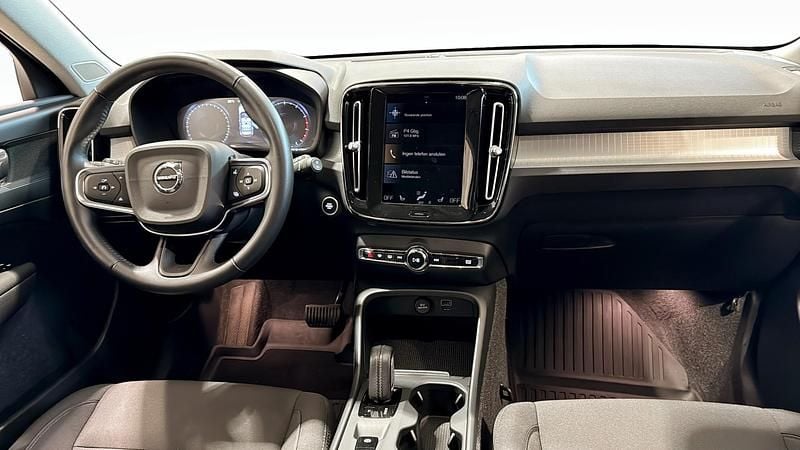 Begagnad Volvo XC40 Momentum 197 HK (144 kW) 2021 Vit (white) SUV