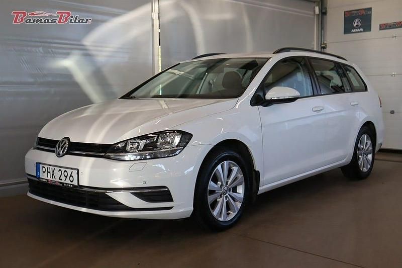 Vit Begagnad 2017 VW Golf VII Kombi | 149 900 kr (Marknadspris) - Bild 1/4