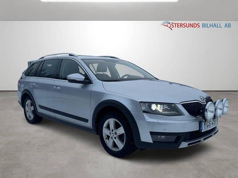 Silver Begagnad 2017 Skoda Octavia Scout Kombi | 169 900 kr (Marknadspris) - Bild 1/4