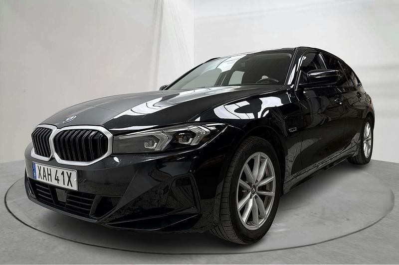 Svart Begagnad 2023 BMW 330 Kombi | 364 800 kr - Bild 1/4