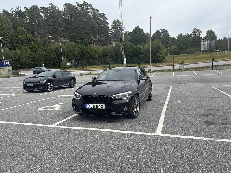 Svart Begagnad 2019 BMW 120 M Sport Halvkombi | 239 900 kr (Marknadspris) - Bild 1/4