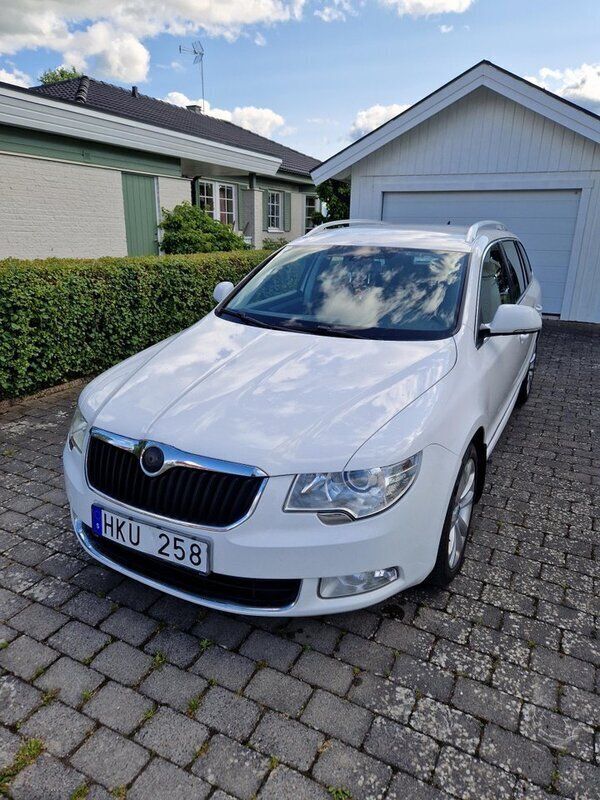 Vit Begagnad 2013 Skoda Superb Ambition Kombi | 90 000 kr (Marknadspris) - Bild 1/4