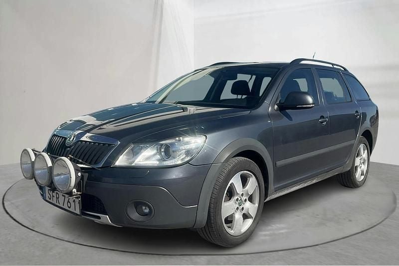 Mörkgrå Begagnad 2012 Skoda Octavia Scout Kombi | 55 000 kr (Bra pris) - Bild 1/4