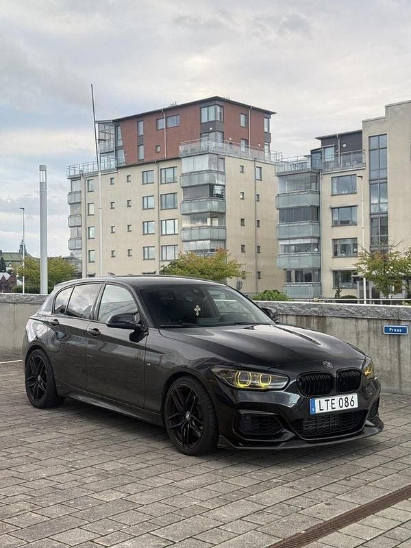 Svart Begagnad 2016 BMW M135 Halvkombi | 279 900 kr (Marknadspris) - Bild 1/4