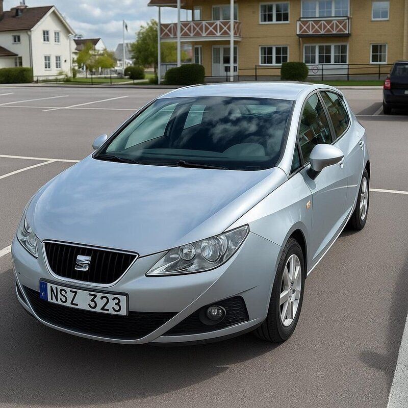 Silver Begagnad 2011 Seat Ibiza Style Halvkombi | 27 000 kr (Marknadspris) - Bild 1/3