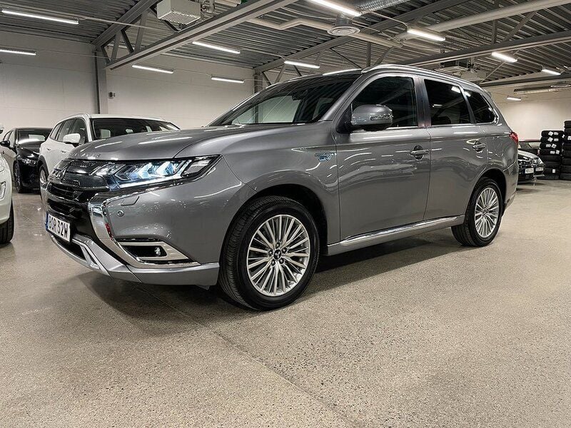 Grå Begagnad 2020 Mitsubishi Outlander P-HEV SUV | 269 900 kr (Marknadspris) - Bild 1/4