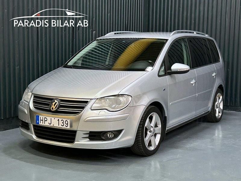 Silver Begagnad 2010 VW Touran R-line Edition Minibuss | 84 900 kr - Bild 1/4