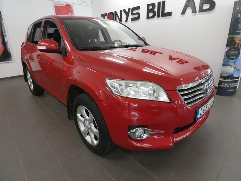 Mörkröd (röd) Begagnad 2010 Toyota RAV4 Multidrive S SUV | 79 900 kr (Bra pris) - Bild 1/4
