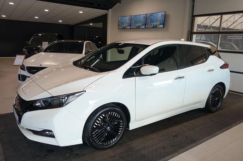 Vit Begagnad 2023 Nissan Leaf N-Connecta Halvkombi | 199 000 kr (Marknadspris) - Bild 1/4