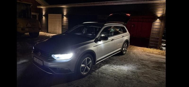 Silver Begagnad 2017 VW Passat Alltrack Kombi | 219 000 kr (Marknadspris) - Bild 1/2