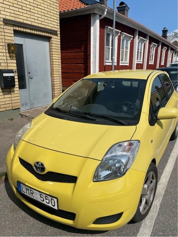 Gul Begagnad 2009 Toyota Yaris Halvkombi | 34 500 kr (Bra pris) - Bild 1/4