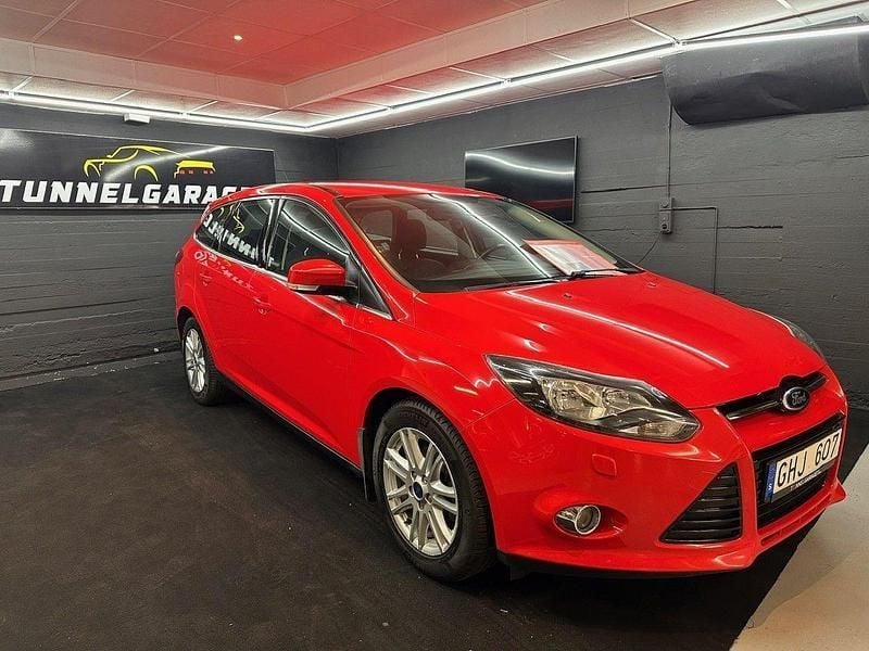 Röd Begagnad 2012 Ford Focus Titanium Kombi | 79 900 kr (Marknadspris) - Bild 1/4