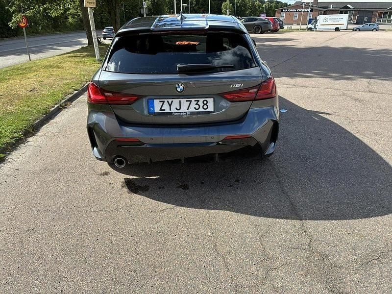 Grå Begagnad 2021 BMW 118 M Sport Halvkombi | 239 000 kr (Marknadspris) - Bild 1/3