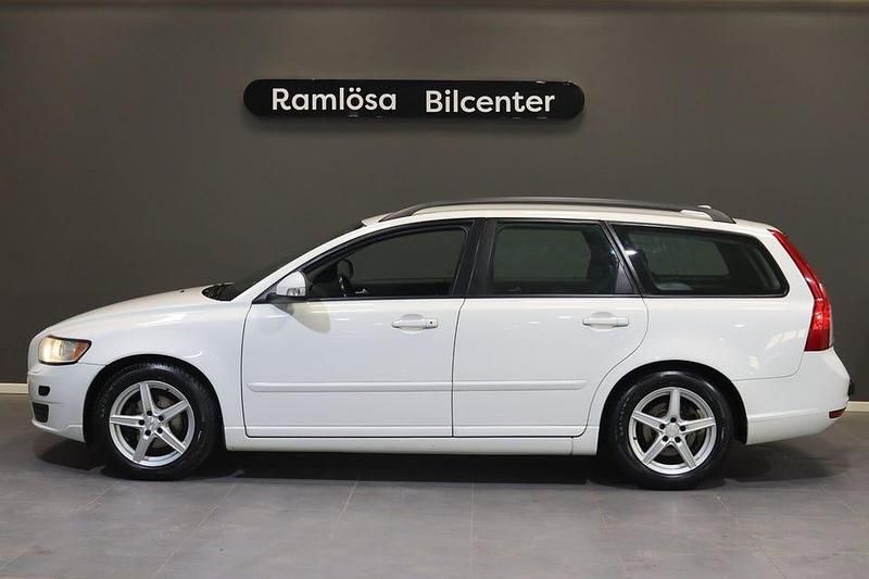 Vit Begagnad 2010 Volvo V50 Kinetic Kombi | 59 901 kr (Marknadspris) - Bild 1/4