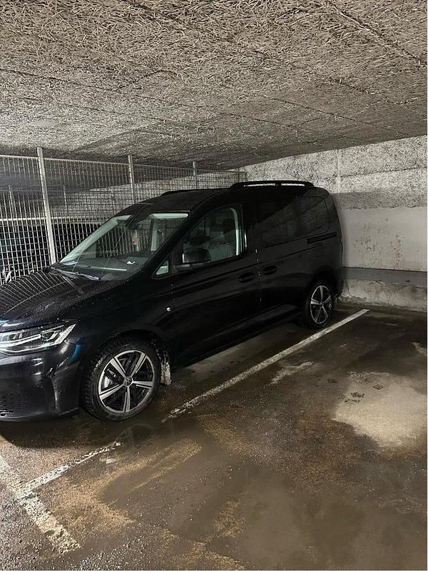 Svart Begagnad 2023 VW Caddy Life Minibuss | 400 000 kr - Bild 1/2