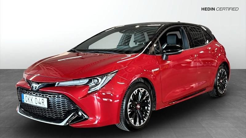 Röd (red) Begagnad 2020 Toyota Corolla Hybrid Halvkombi | 259 900 kr (Dyr) - Bild 1/4