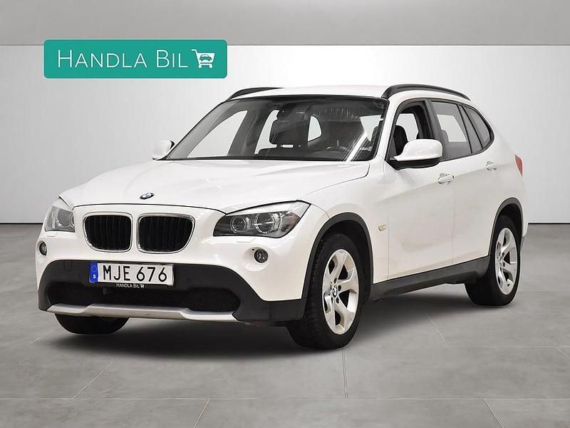 Vit Begagnad 2011 BMW X1 SUV | 84 800 kr (Marknadspris) - Bild 1/4