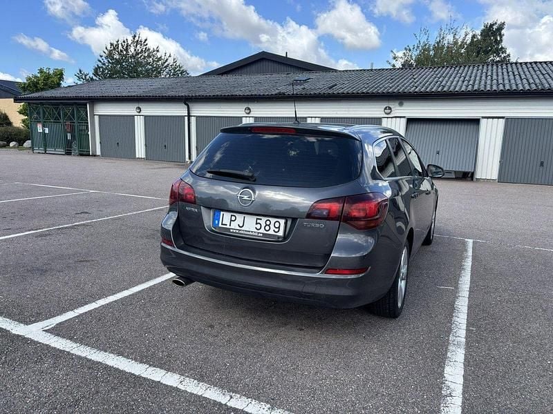 Grå Begagnad 2011 Opel Astra Enjoy Kombi | 47 500 kr (Marknadspris) - Bild 1/4