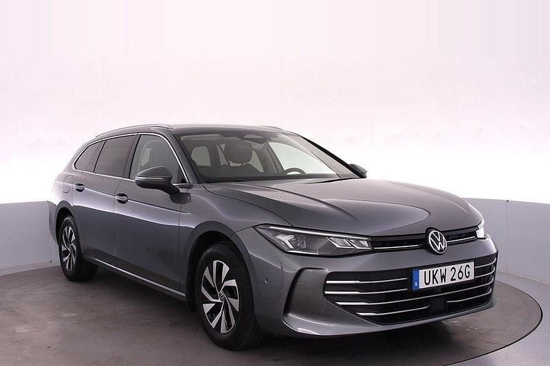 Mörkgrå Begagnad 2024 VW Passat Kombi | 369 000 kr (Marknadspris) - Bild 1/4