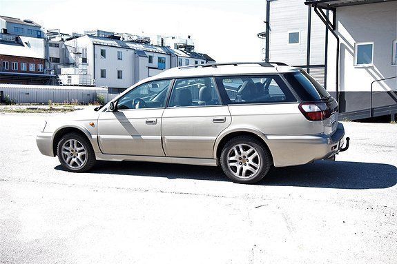 Begagnad Subaru Legacy 157 HK (115 kW) 1999 Beige Kombi