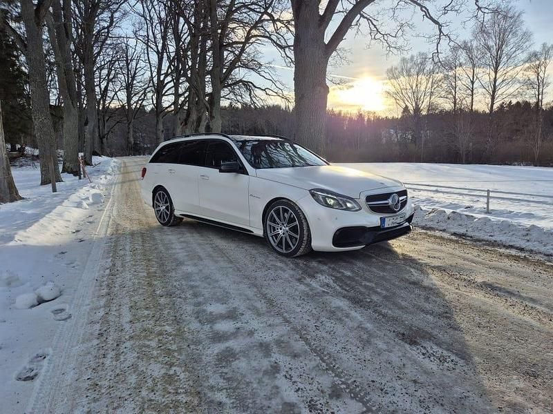 Begagnad Mercedes E63 AMG AMG 585 HK (430 kW) 2014 Designo cashmere white magno