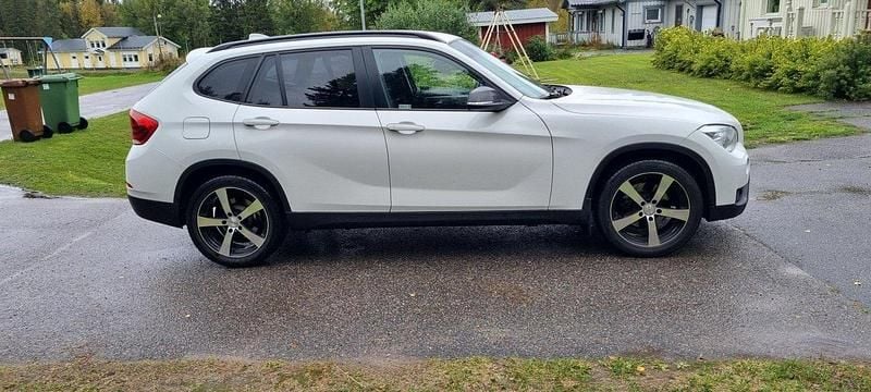 Vit Begagnad 2013 BMW X1 SUV | 114 900 kr (Marknadspris) - Bild 1/4