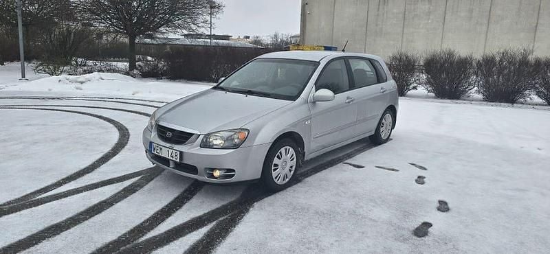 Begagnad Kia Cerato 105 HK (77 kW) 2004