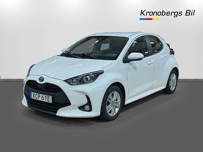 Vit Begagnad 2022 Toyota Yaris Hybrid | 169 500 kr (Bra pris) - Bild 1/4