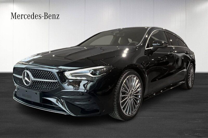 Kosmossvart metallic Ny 2024 Mercedes CLA200 Shooting Brake AMG Kombi | 451 500 kr (Marknadspris) - Bild 1/4