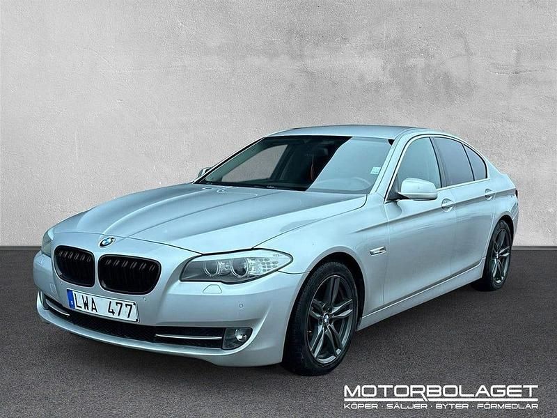 Ljusgrå Begagnad 2011 BMW 520 Sedan | 104 900 kr (Marknadspris) - Bild 1/4
