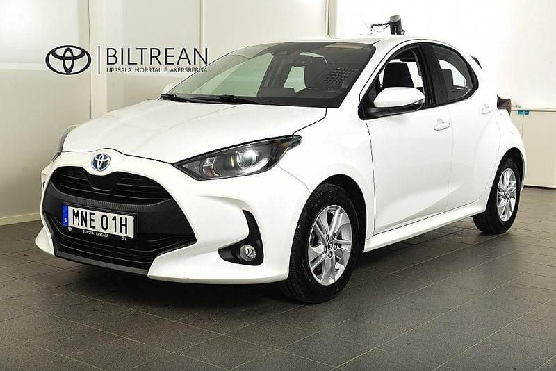 Vit Begagnad 2023 Toyota Yaris Hybrid Active Halvkombi | 224 900 kr (Marknadspris) - Bild 1/4