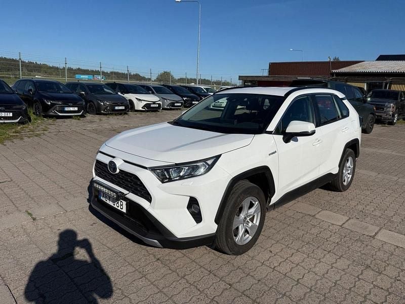 Vit Begagnad 2020 Toyota RAV4 Hybrid SUV | 259 900 kr (Marknadspris) - Bild 1/4