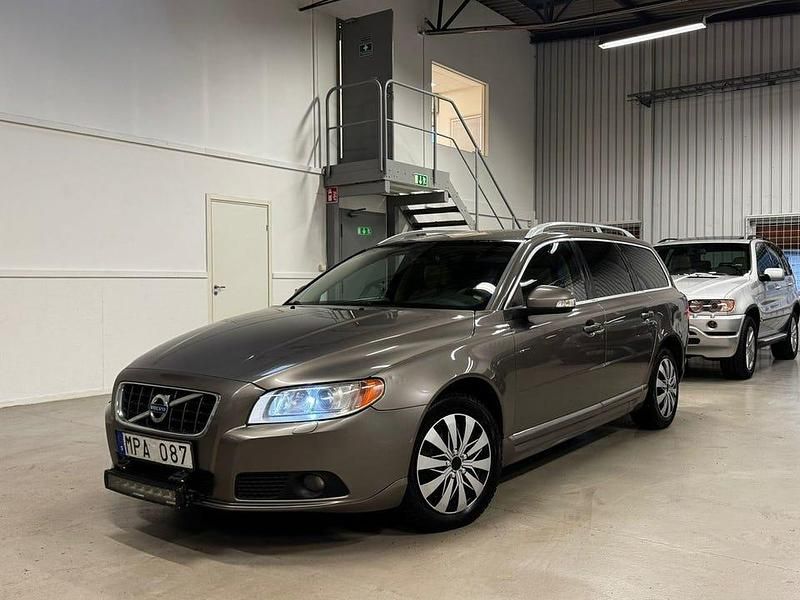 Grå Begagnad 2009 Volvo V70 Summum Kombi | 54 900 kr (Marknadspris) - Bild 1/4