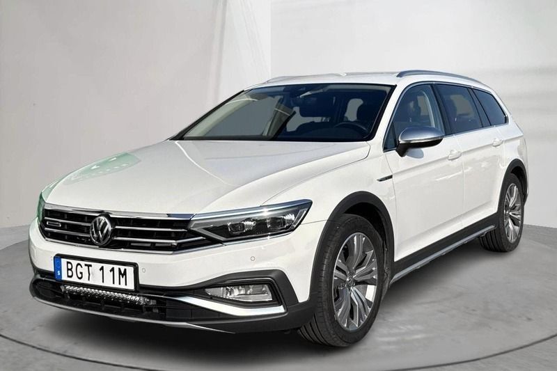 Vit Begagnad 2020 VW Passat Sedan | 219 000 kr (Marknadspris) - Bild 1/4