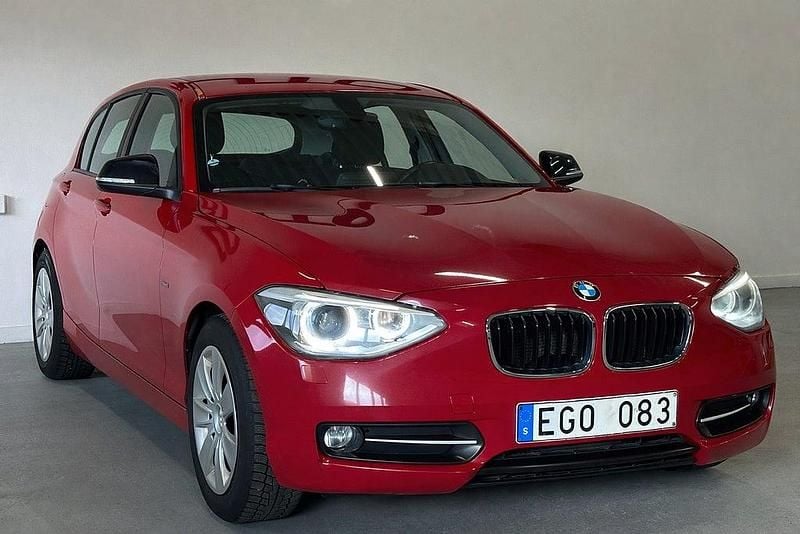 Begagnad BMW 118 Sport Line 143 HK (105 kW) 2011 Röd Halvkombi