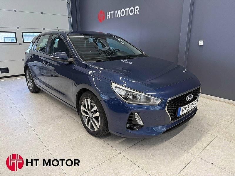 Blå Begagnad 2017 Hyundai i30 Comfort Halvkombi | 134 900 kr (Dyr) - Bild 1/4
