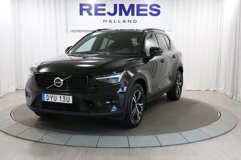 Svart Begagnad 2023 Volvo XC40 Plus SUV | 369 500 kr (Marknadspris) - Bild 1/4