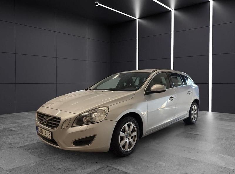 Grå Begagnad 2011 Volvo V60 Momentum Kombi | 115 000 kr (Bra pris) - Bild 1/4