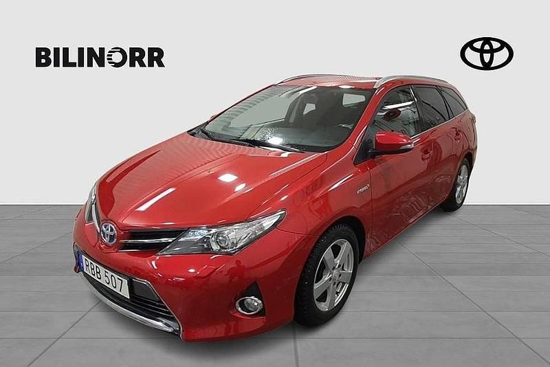 Mörkröd Begagnad 2015 Toyota Auris Touring Sports Edition Kombi | 139 000 kr (Marknadspris) - Bild 1/4