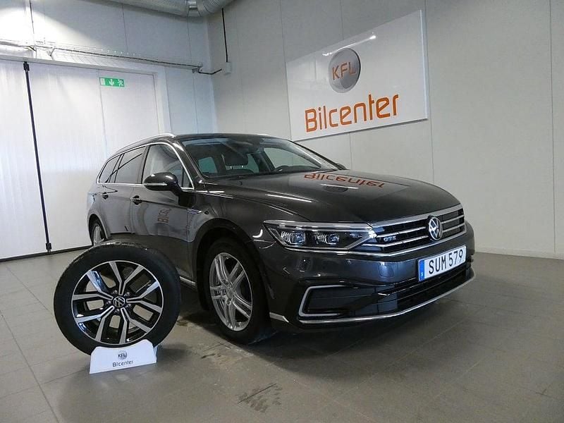 Mörkgrå Begagnad 2021 VW Passat GTE Kombi | 279 900 kr (Lite dyr) - Bild 1/4