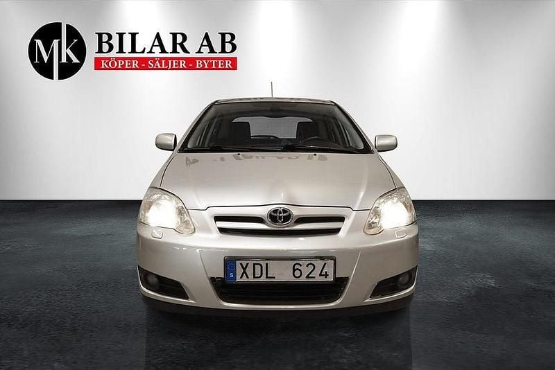 Begagnad Toyota Corolla 111 HK (81 kW) 2005 Silver Halvkombi