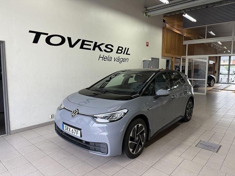 Grå (moonstone grey black) Begagnad 2023 VW ID.3 Pro Performance Halvkombi | 269 900 kr (Superpris) - Bild 1/4