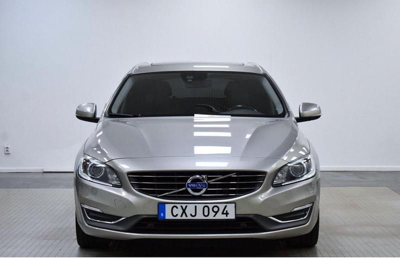 Brun Begagnad 2015 Volvo V60 Summum Kombi | 133 000 kr (Marknadspris) - Bild 1/4