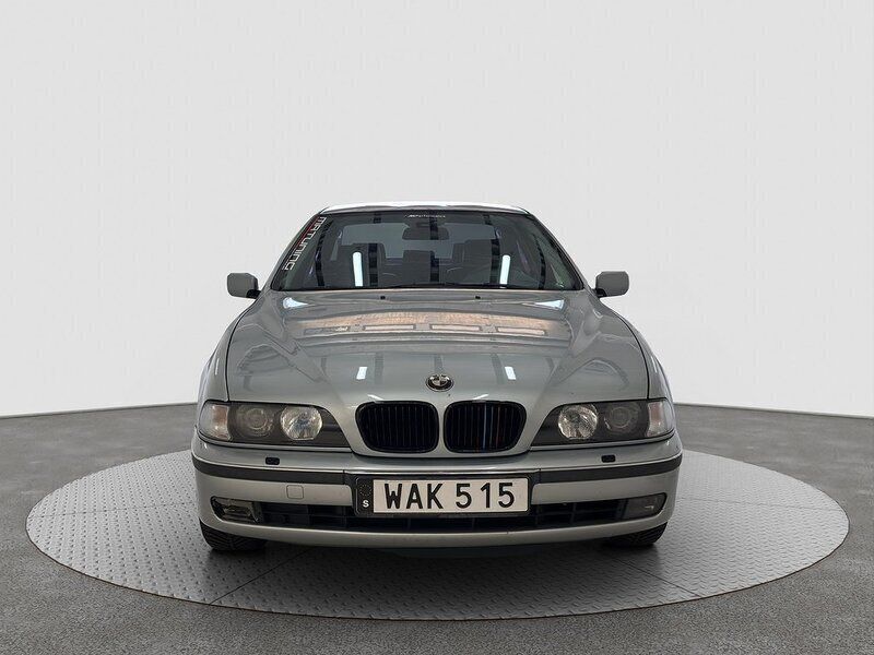 Silver Begagnad 1998 BMW 528 Sedan | 49 900 kr - Bild 1/4