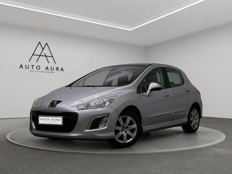 Ljusgrå (grå) Begagnad 2013 Peugeot 308 Halvkombi | 62 500 kr (Marknadspris) - Bild 1/4