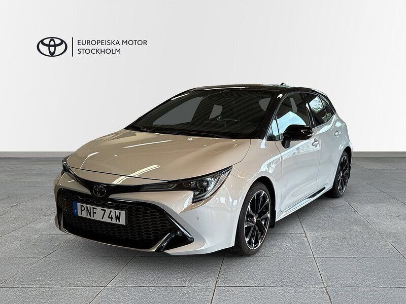 Grå Begagnad 2022 Toyota Corolla Plus Halvkombi | 289 900 kr (Marknadspris) - Bild 1/3