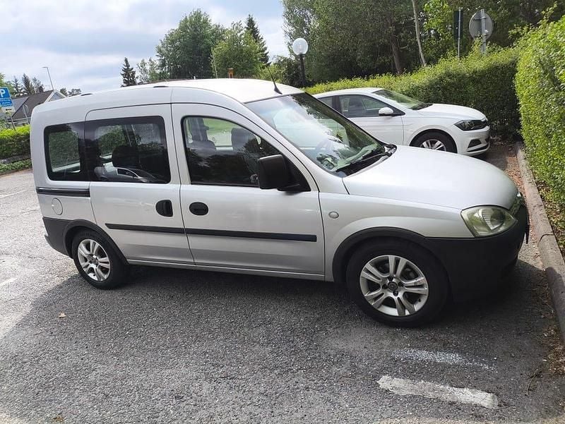 Begagnad Opel Combo 75 HK (55 kW) 2007 Minibuss