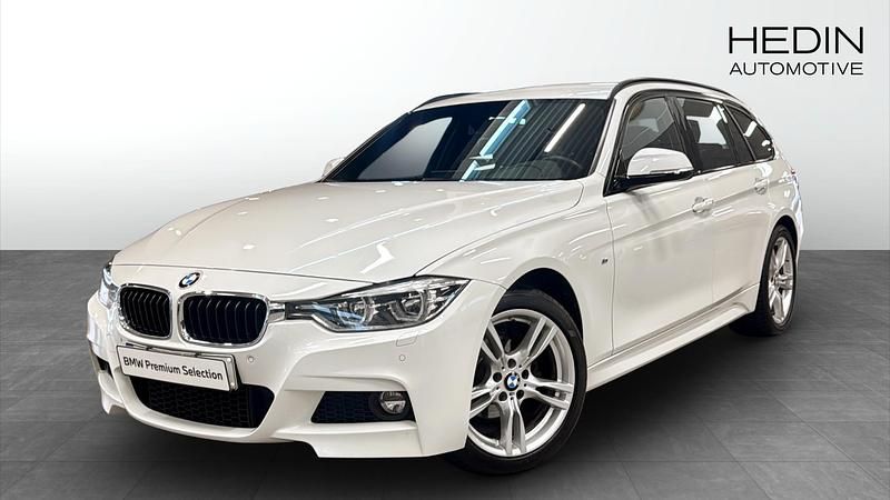 Vit (white) Begagnad 2019 BMW 320 M Sport Kombi | 234 700 kr (Marknadspris) - Bild 1/4